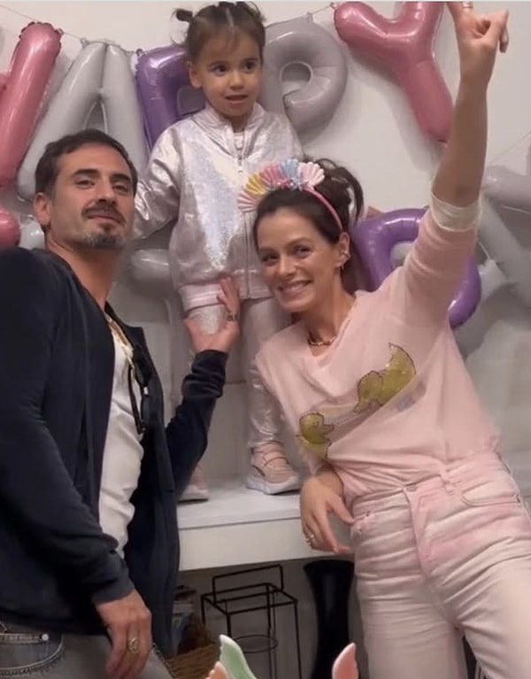 Özge Özpirinçci ile Burak Yamantürk’ün kızları Mercan, göz açıp kapayıncaya kadar geçen dört yılın sonunda artık kocaman oldu!