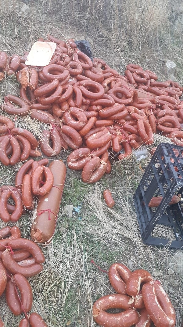 Toplam yüzlerce kiloyu bulan salam, sucuk ve kavurma tespit edildi.