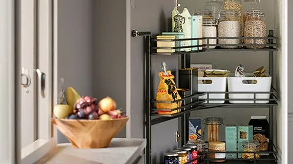 7. Mutfak tezgahını toparlamak için açık raflarla düzenli bir görünüm oluştur.