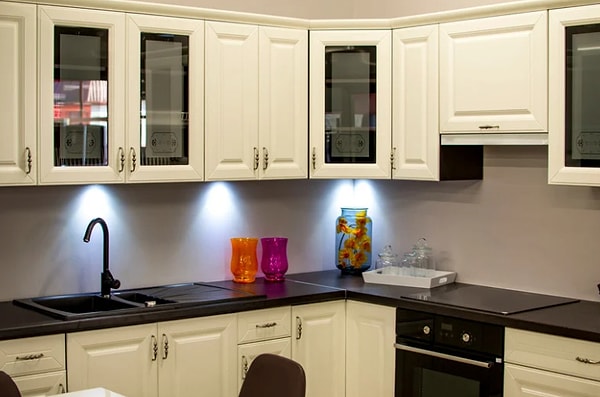 2. Mutfak dolaplarının içi.