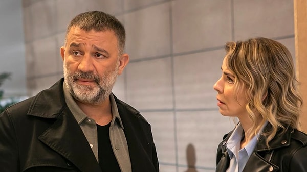 20 sezondur Kanal D ekranlarında yayınlanan Arka Sokaklar'da ilk bölümden beri oyuncular kendi karakterlerine dublaj yapıyor.