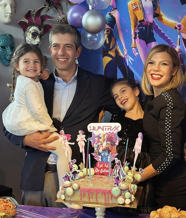 Uzun süren ilişkilerini resmiyete dökmek isteyen çift, dizi devam ederken 2014 yılında evlendi ve “set aşkı”nı nikâhla taçlandırdı.