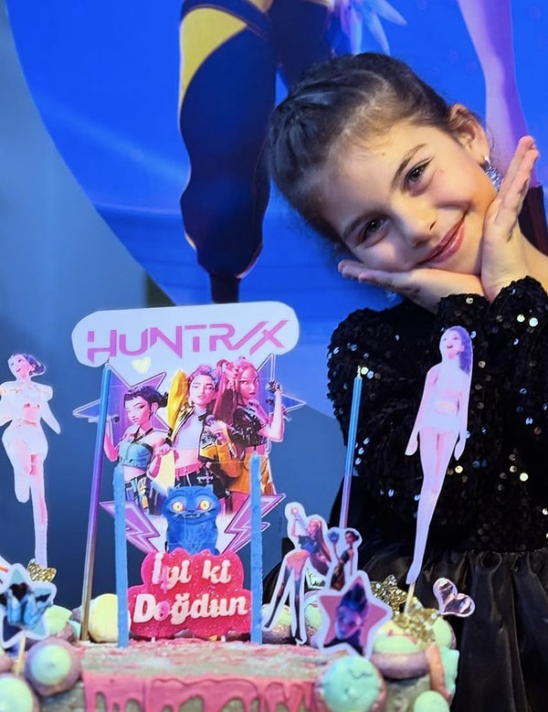 Ailelerine gıptayla baktıran çiftin doğum gününden pozları büyük beğeni topladı.