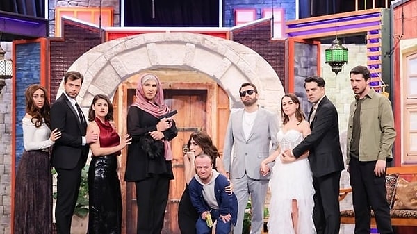 Ekranların sevilen televizyon programı Çok Güzel Hareketler 2 geçtiğimiz haftalara Uzak Şehir parodisiyle damga vurmuştu.