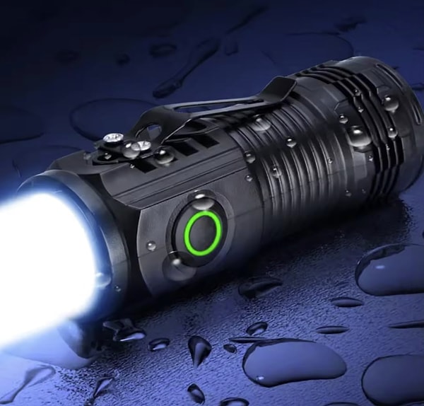 LED USB Şarjlı El Feneri, kompakt boyutuna rağmen ultra parlak ışık gücüyle fark yaratıyor.