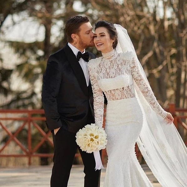 Şarkıcı Sinan Akçıl ile oyuncu Burcu Kıratlı'nın iki kere evlenip iki kere boşandığı çalkantılı evlikleri magazin manşetlerinde büyük ses getirmişti.