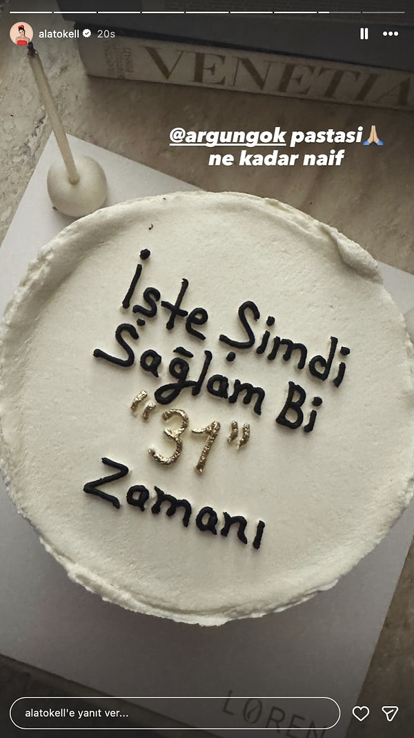 Geçtiğimiz saatlerde evine yağan pastaları tek tek paylaşan Ala Tokel'in bir pastası daha dikkat çekti. 31 yaşına giren Ala Tokel'e "esprili" bir pasta geldi... 😂