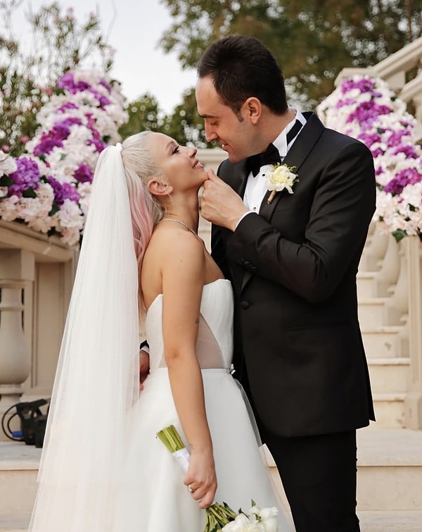 Belki hatırlarsınız, Ece Seçkin 15 Eylül 2021'de deli divane aşık olduğu pilot sevgilisi Çağrı Terlemez'le evlenmişti.