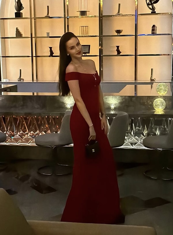 Fahriye Evcen, geçtiğimiz günlerde Dubai'de bir etkinlikte kırmızılar içinde boy gösterdi.