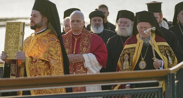 “Şova dayalı dini ritüeller halkımızı rahatsız etmiştir.”