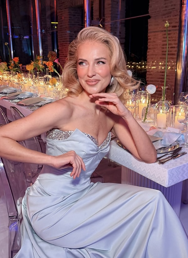 Senelerdir hayatımızda olan ünlü model ve sunucu Burcu Esmersoy, yıllar geçtikçe güzelleşmesiyle meşhur olan isimlerden.