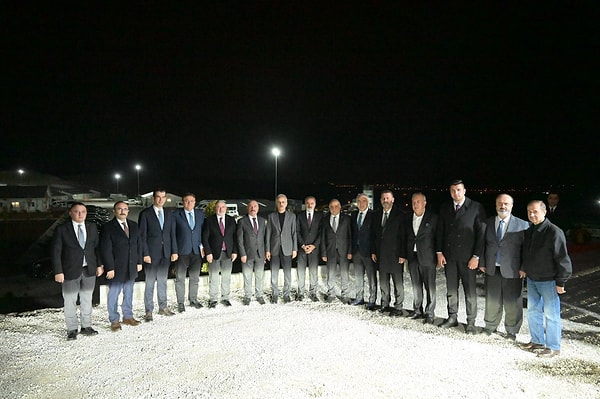 Türkiye’de yapılan hızlı tren projeleriyle ilgili Ulaştırma ve Altyapı Bakanı Abdulkadir Uraloğlu’ndan bilgilendirme yapıldı.