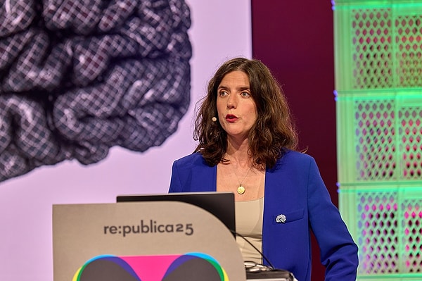 Büyük çekişmeye sahne olan rektörlük seçiminde ilk turdan sonra adayların çekilmesiyle sadece mevcut rektör Geraldine Rauch ve Fatma Deniz yarışmıştı.