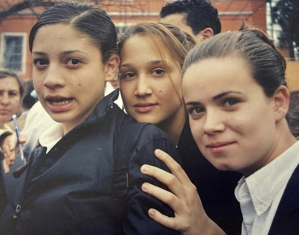 Bir arkadaşının 2002 mezunları grubu açtığını ve 4 gündür nostaljiye boğulmuş bir vaziyette olduğunu dile getirdi.