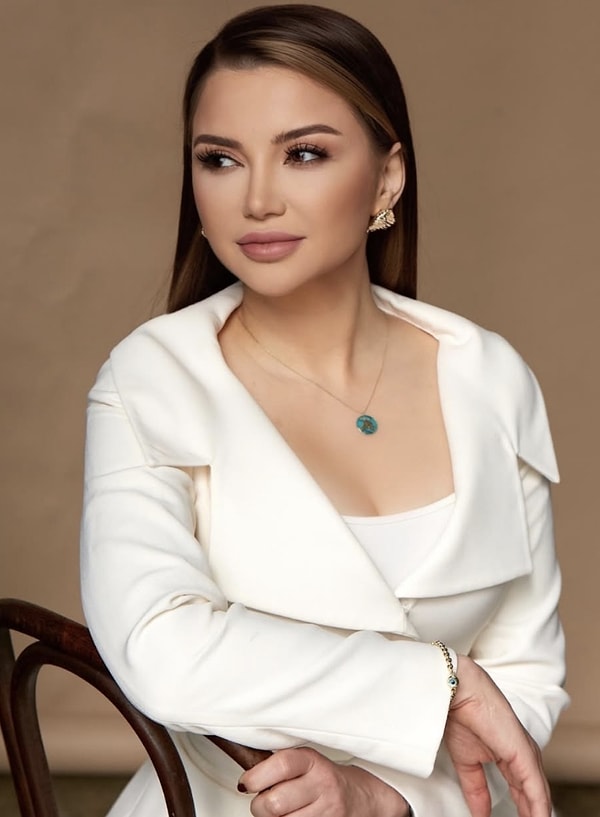 Televizyonda her gün bambaşka aile dramlarıyla karşımıza çıkan, sosyal medyada ise oldukça aktif olan Uzman Klinik Psikolog Esra Ezmeci, son dönemde hem programında işlediği dosyalarla hem de estetik iddialarıyla gündemin tam ortasında.