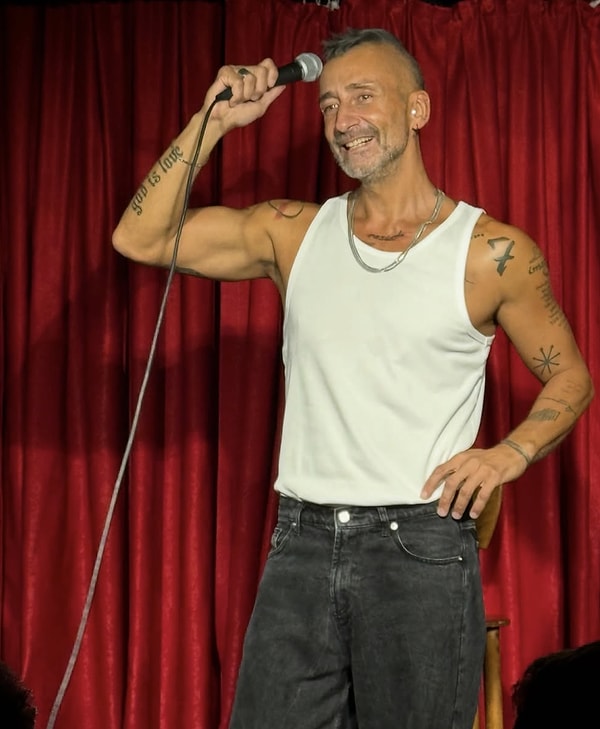 Ünlü oyuncu, bir dönemlerin kendine has Survivor yarışmacısı, şimdilerin stand-up'çısı Yunus Günçe'yi tanırsınız.