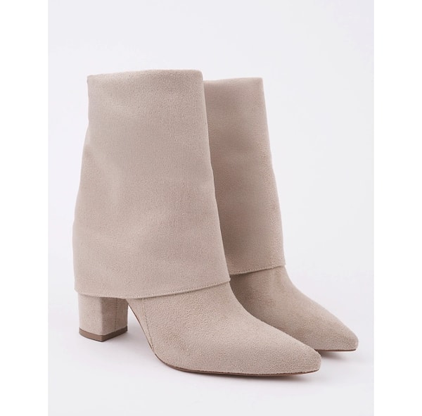 Bej süet ve sivri burun tasarımıyla kış kombinlerinde sade ama çok şık bir tamamlayıcı.