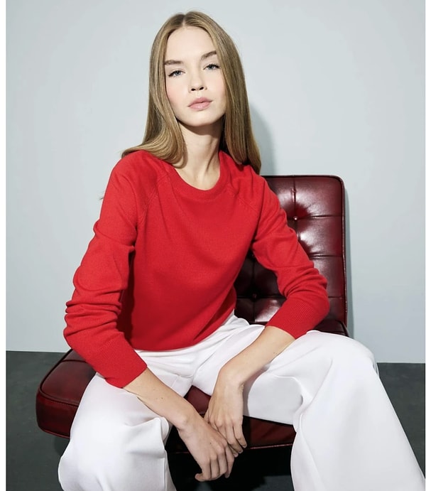 Erkek arkadaşınızla sıcak ve tatlı bir yılbaşı uyumu yakalamak isterseniz, size de harika bir öneri bırakıyorum: DeFacto’nun bisiklet yaka kırmızı triko kazağı.