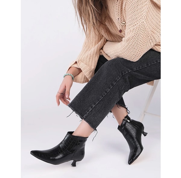 Hem klasik hem iddialı bir havaya sahip botla başlayalım.