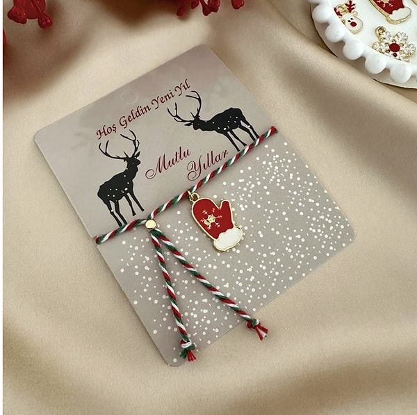 Arkadaşların için hem bütçe dostu hem de her an yanlarında taşıyabilecekleri küçük ama anlamlı bir hediye arıyorsan, yeni yıl temalı bileklikler tam o “herkes sever” kategorisinde.