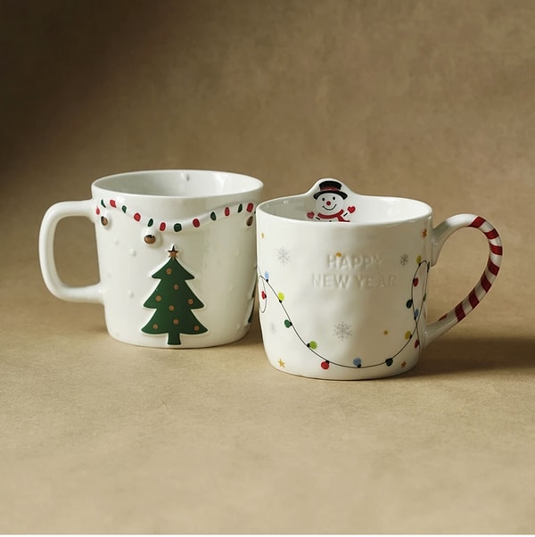 Her zaman kurtarıcı hediyeler arasında yer alan yılbaşı temalı kupa seti, yılbaşı ruhunu en tatlı hâliyle yansıtan seçeneklerden biri.