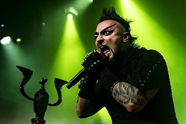 Genelde gözlerden uzak, sade bir yaşam süren ünlü sanatçı Hayko Cepkin, sahneye çıktığında ise tam tersine oldukça iddialı bir görüntü sergiliyor.