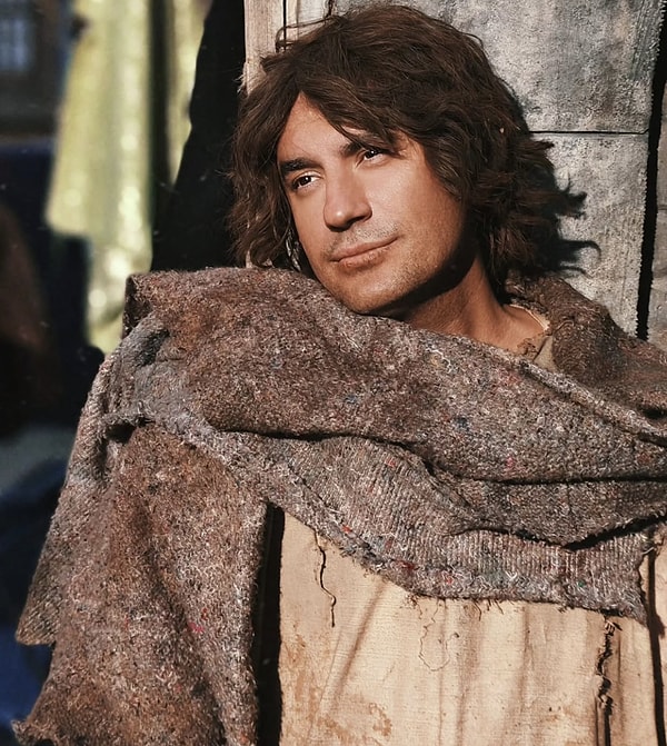 Giray Altinok has recently become a hot topic of conversation. Notably, through his work on "Prens", Altinok has reached a broad audience. Moreover, his recent appearances on X have been turning heads.