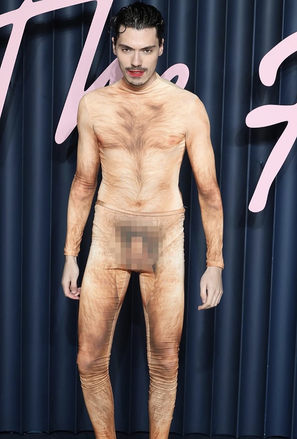 Jean Paul Gaultier imzalı, tamamen çıplak erkek bedeni illüzyonu veren bir kombinle kırmızı halıya çıkınca sosyal medyada gündeme oturdu.