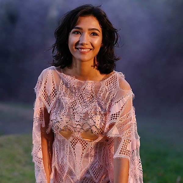 You must certainly be familiar with Aybüke Pusat, who made her acting debut with the character Elif in the TV series Medcezir.