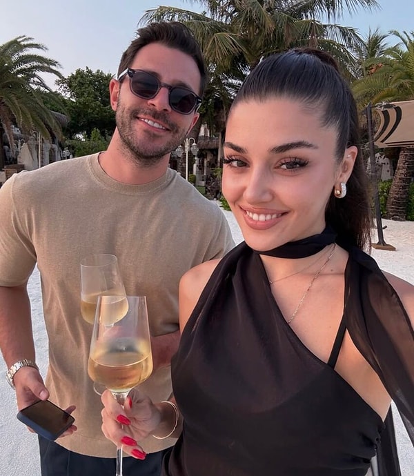 Hande Erçel & Hakan Sabancı cephesinde bir dönem “evlenecekler mi?” yorumları havada uçuşurken, yaklaşık 3 yıllık ilişki 2025 yaz sonuna doğru noktalandı.