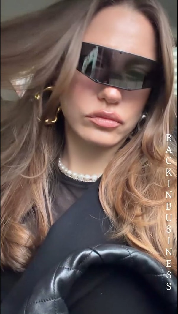 Serenay Sarıkaya’nın ödül töreniyle yeniden gündeme oturmasının hemen ardından bu kez de gözlüğü konuşulmaya başladı.