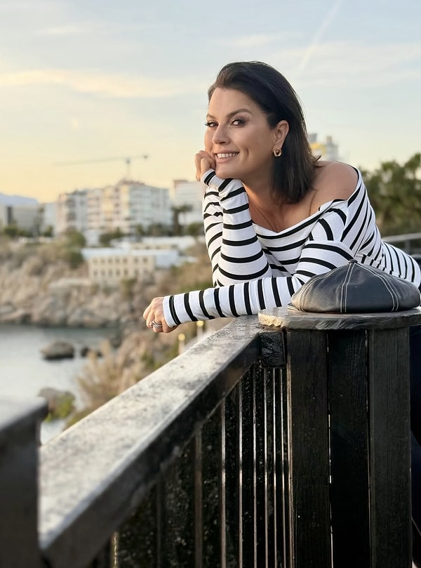 Uzun süredir ekranlarda göremediğimiz ünlü oyuncu Açelya Akkoyun, bugün paylaştığı acı haberle sevenlerini derinden üzdü.