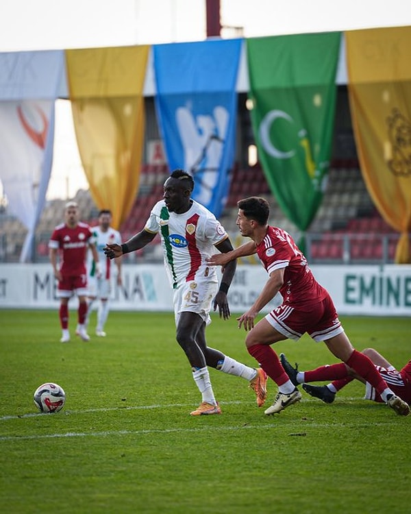 “Sanırsın, düşman takımı”