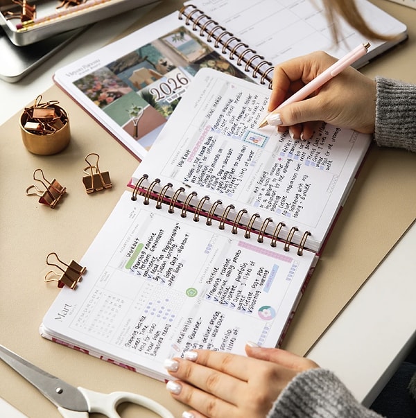 Haftalık planlamaya meraklıysanız, geniş yazma alanları ve pratik düzeniyle yıl boyunca size büyük kolaylık sağlayacak.