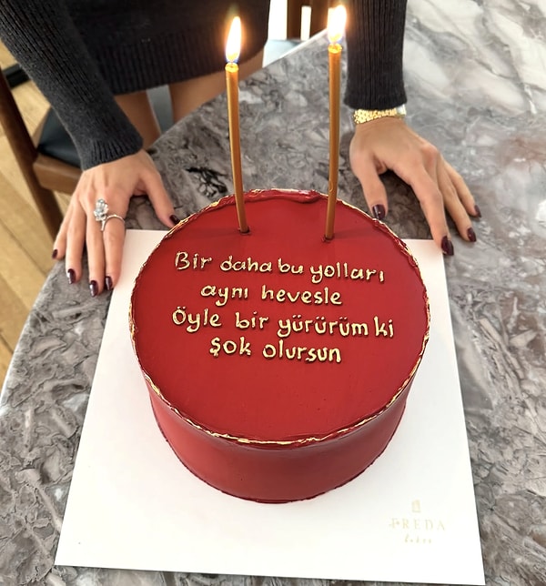 Takip edenler bilir; güzel oyuncu geçtiğimiz günlerde 32. yaşını kutlamıştı.