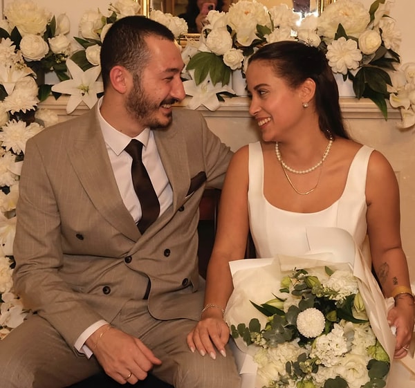 Ünlü şarkıcı da nişandan başka bir kareyi sosyal medya hesabından şu notla paylaştı: