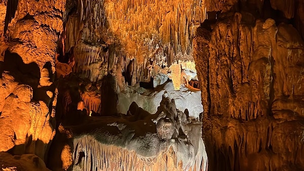Antalya’nın Alanya ilçesinde bulunan ve ilçenin en eski mağarası olarak dikkat çeken Damlataş Mağarası bu yıl da turistlerin uğrak yeri oldu.