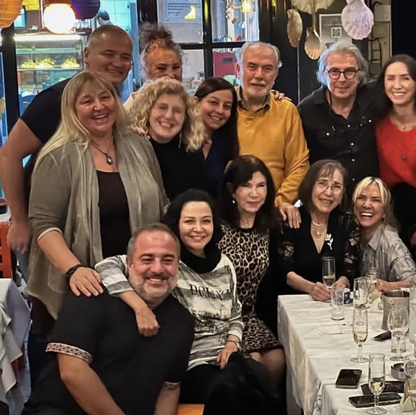 Gül Onat son olarak sosyal medya hesabından kendisini ziyaret gelenlerle bir karesini paylaştı.