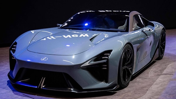 Toyota, tamamen elektrikli LFA modelini tanıttı.