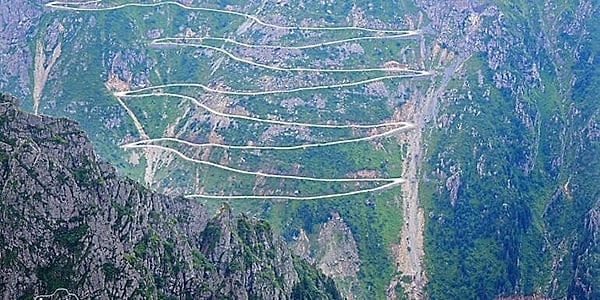 Türkiye’nin Doğu Karadeniz’inde yer alan ve yıllardır bölge halkının günlük yaşamının bir parçası olan D915 yolu, uluslararası maceracıların da dikkatini çekmeye devam ediyor.