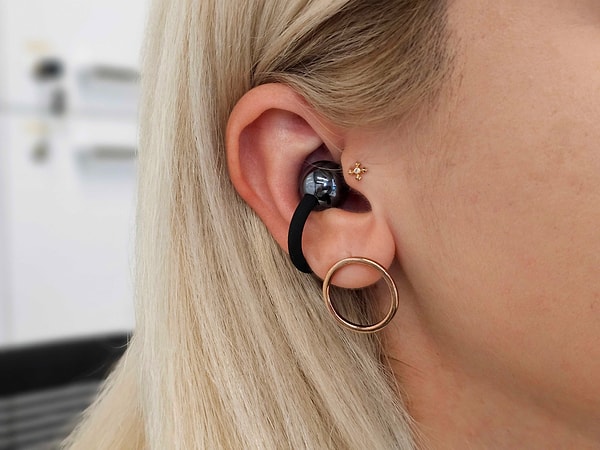 Açık kulak tasarımında güçlü ses performansı...