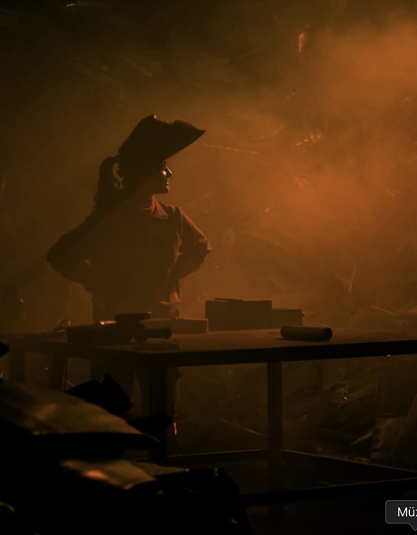 Neden bu kadar ağır malzeme? Kadın bedeninin karşısında ağırlığıyla, sıcaklığıyla, keskinliğiyle tehditkâr duran metali seçme sebebin neydi?