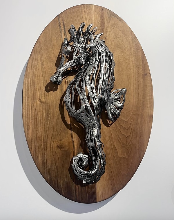 Metal soğuktur, ama sen ona 'insan ızdırabını' yüklüyorsun. O bükülmüş, gerilmiş yer yer kırılmış figürlerde, izleyiciye fiziksel acıyı ve ruhsal gerilimi nasıl hissettiriyorsun?