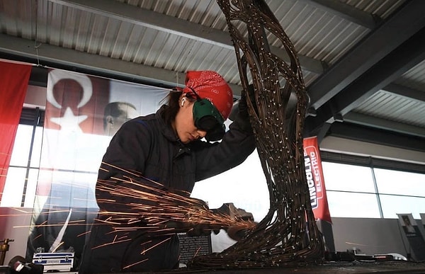 Bir kadın metal sanatçısı olarak Türkiye sanat piyasasında yer almak…  Bu mücadele biraz da paslanmaya direnmek gibi mi? Galeriler ve koleksiyonerler ağır, endüstriyel malzeme kullanan bir kadına nasıl yaklaşıyor? Önyargılar seni yordu mu yoksa daha da mı güçlendirdi?