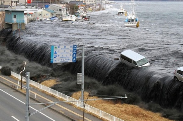 Japonya Meteoroloji Ajansı’ndan yapılan açıklamada, ülkenin kıyı şeridinde 7.6 büyüklüğünde deprem meydana geldiği duyuruldu.