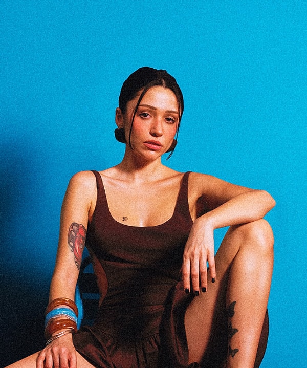 Yaptığı paylaşımlar, özel hayatı, şarkıları ve konserleriyle gündemde görmeye alıştığımız Zeynep Bastık, geçtiğimiz günden bu yana sosyal medyanın gündemine oturan görüntülerle konuşuluyor.