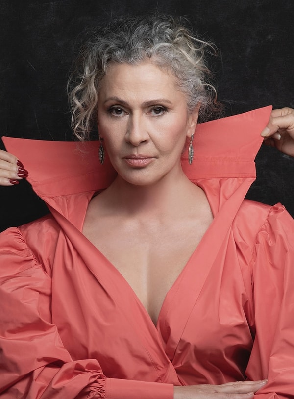 Kanal D'nin reyting rekortmeni dizisi Uzak Şehir yeni bölümü yayınlanırken tüm ekip, rol arkadaşları Ozan Akbaba'nın film galasına gitti.