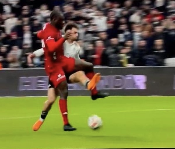 Ben Beşiktaş’a yapılan bu haksızlıkların sadece Beşiktaş düşmanlığı ile açıklanabileceğini düşünmüyorum.