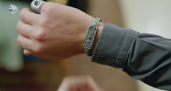 Uzak Şehir'de Ozan Akbaba'nın canlandırdığı Cihan karakterinin doğum günü kutlandı. Eşi Alya'nın ona aldığı bileklik ise sosyal medyada viral oldu.