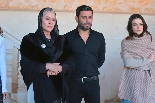 Alya’nın bu sahnede üzerine aldığı şal da çok merak edilmiş. Bu zarif şal Yargıcı markasının!